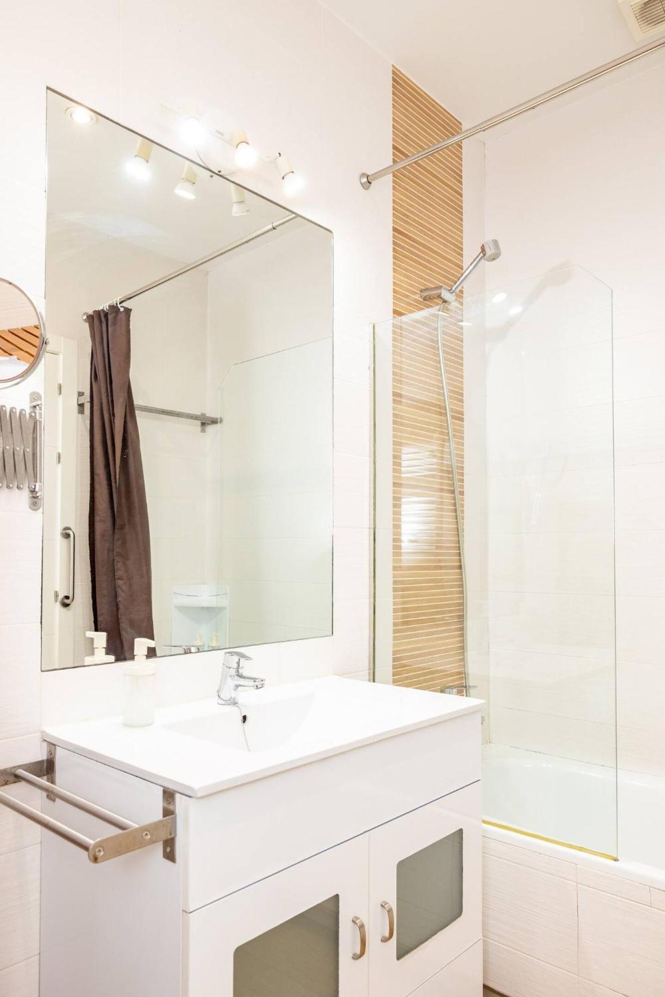 Modern And Spacious-2bedrooms 1bathroom-malasana Apartment